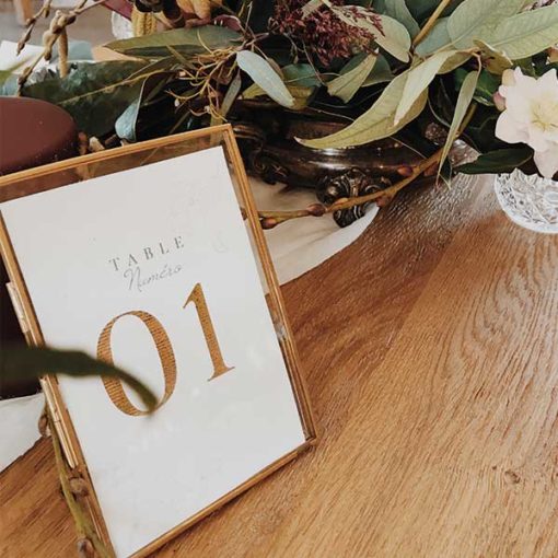 cadre en laiton doré pour marquer vos tables de mariage
