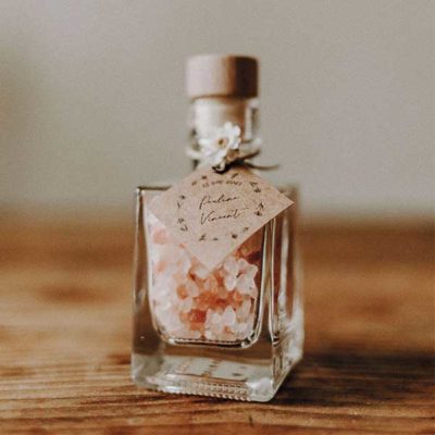 cadeau invites sel rose en flacon et bouchon bois
