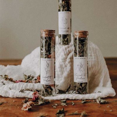 L'infusion Bio du Gers, un tube à essai en verre et son capuchon en liège & une étiquette personnalisable. Simple, beau et élégant, ce joli cadeau d'invité sera à coup sûr le petit détail de votre décoration de table!